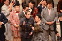 新山ひでやのものと思しきカツラを手に青空球児（左）と腕を組む内海桂子。