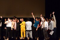 「優勝した人ー？」と聞かれ、手を挙げる芸人たち。