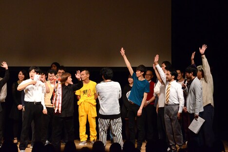 「優勝した人ー?」と聞かれ、手を挙げる芸人たち。