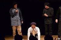 敗者復活枠の結果発表時、しゃがみこんで失言を後悔する南大介（中央）。