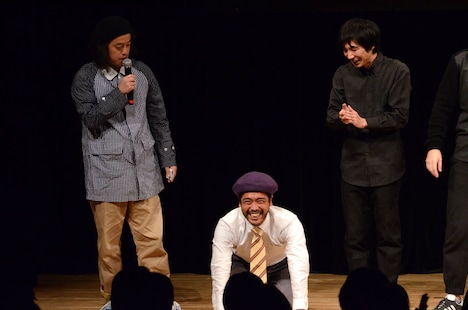 敗者復活枠の結果発表時、しゃがみこんで失言を後悔する南大介(中央)。