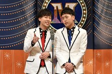 漫才でトークテーマを発表する吉田たち。(c)読売テレビ