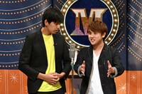 漫才でトークテーマを発表するからし蓮根。(c)読売テレビ
