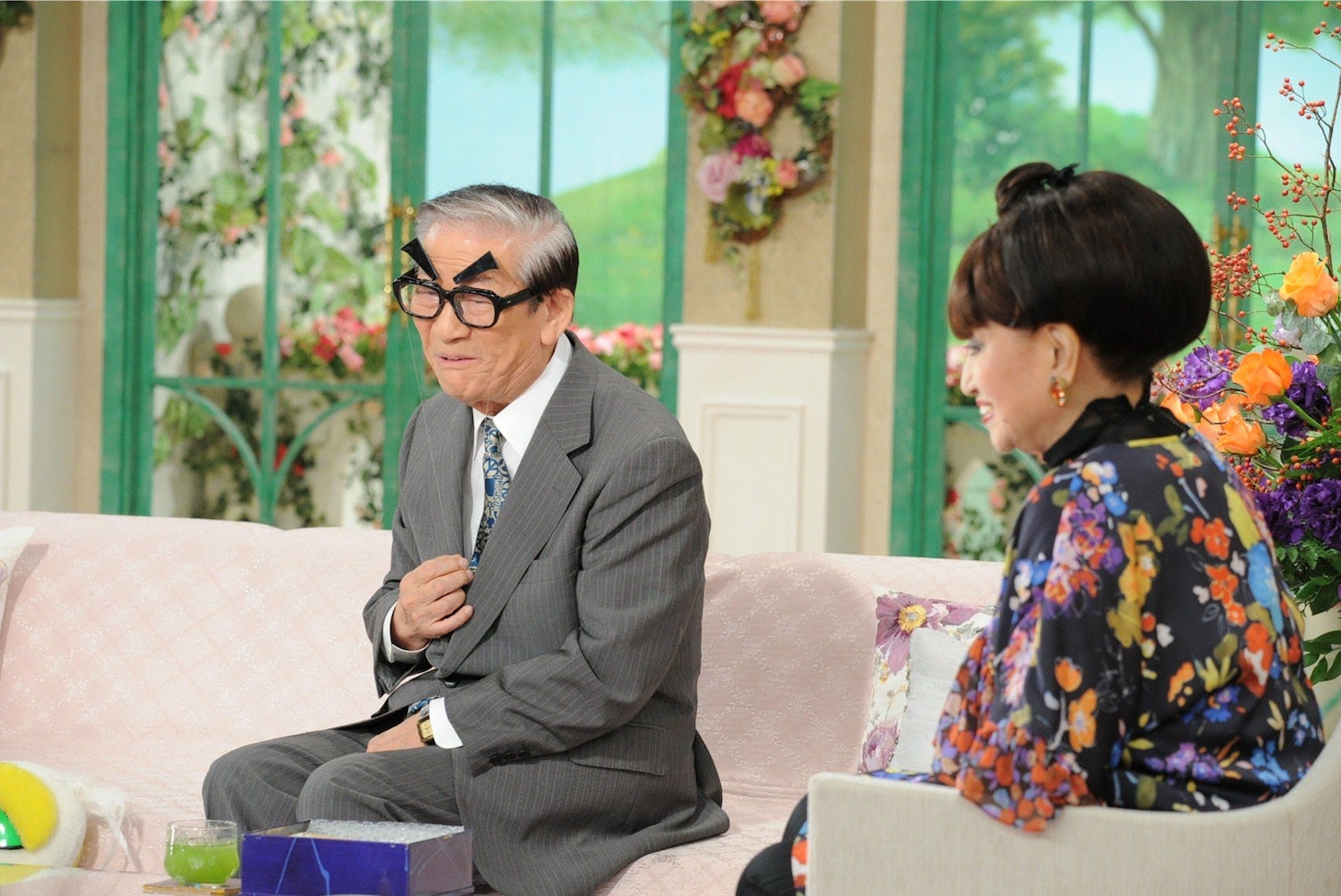 「徹子の部屋」で淀川長治のモノマネを披露する小松政夫（左）と、黒柳徹子（右）。(c)テレビ朝日