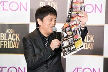 トークショー中のブラックマヨネーズ吉田。