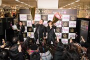 「イオン ブラックフライデー 衝撃の3日間」のスタートを祝うブラックマヨネーズ。