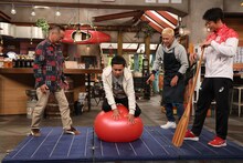 「おかべろ」でバランスボールを使ったトレーニングに挑戦するナインティナイン岡村（中央）。(c)関西テレビ