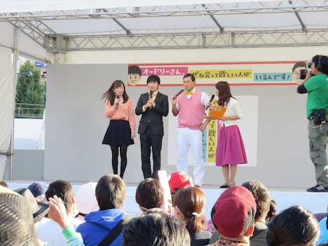 「オードリーさん、ぜひ会って欲しい人がいるんです！」公開収録のワンシーン。(c)KKT