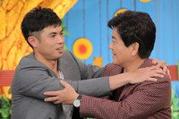 左から小島よしお、堀尾正明。(c)日本テレビ