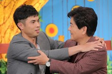 左から小島よしお、堀尾正明。(c)日本テレビ