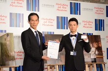 大塚国際美術館の広報部長に就任したピース綾部（右）。