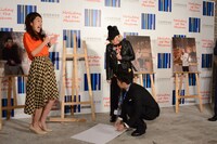 綾部のパネルをはたき落とす野沢直子。