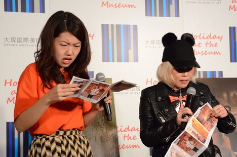 綾部満載のフォトマップに嫌悪感を示す横澤夏子と野沢直子（左から）。