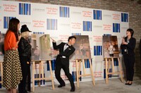 美術館スタッフにフォローを求めつつ作品を解説するピース綾部。