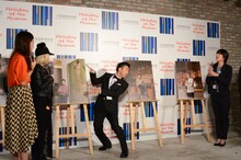 美術館スタッフにフォローを求めつつ作品を解説するピース綾部。