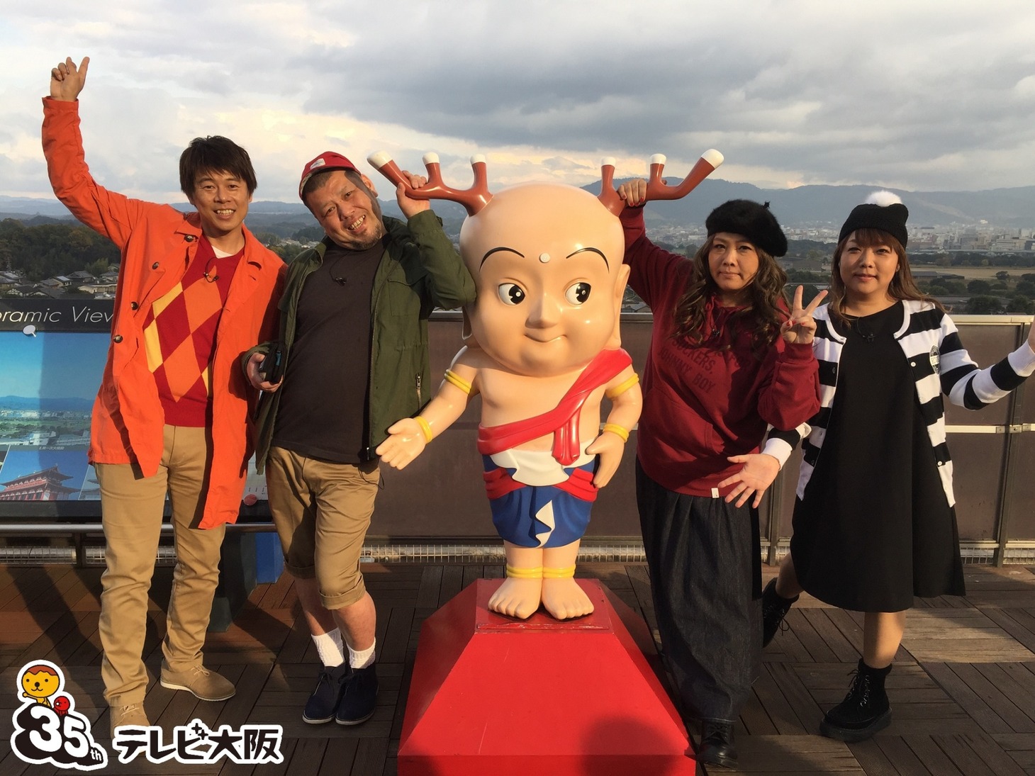 左から野性爆弾、海原やすよ ともこ。