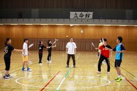 「リアル頑張ってる途中」MVのワンシーン。