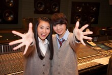 左から柏木ひなた、安本彩花。