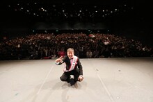「村上ショージ独演会 第100章」後、残った観客との記念撮影に臨む村上ショージ。