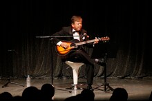 「浅草キッド」を弾き語る村上ショージ。