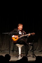 「浅草キッド」を歌う村上ショージ。