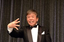 「ドゥーン！」を披露する村上ショージ。