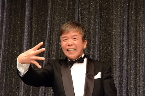 「ドゥーン!」を披露する村上ショージ。