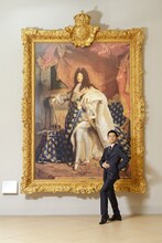 大塚国際美術館の展示作品「ルイ14世の肖像」とピース綾部。