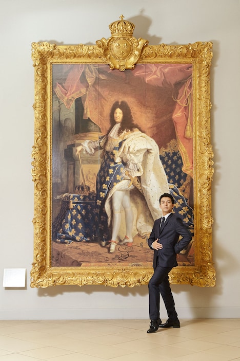 大塚国際美術館の展示作品「ルイ14世の肖像」とピース綾部。