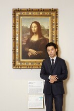 大塚国際美術館の展示作品「モナ・リザ」とピース綾部。