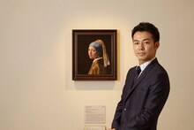 大塚国際美術館の展示作品「真珠の耳飾りの少女（青いターバンの少女）」とピース綾部。