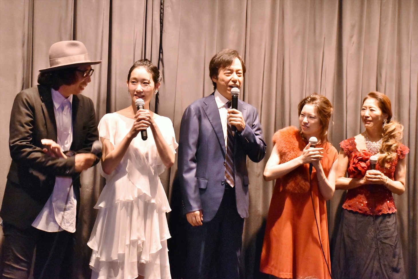舞台挨拶のワンシーン。