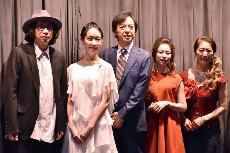 「ジムノペディに乱れる」の初日舞台挨拶に登壇した（左から）行定勲監督、芦那すみれ、板尾創路、岡村いずみ、風祭ゆき。