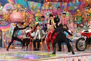 「日曜もアメトーーク!」で展開される「仮面ライダー芸人」企画のワンシーン。(c)テレビ朝日