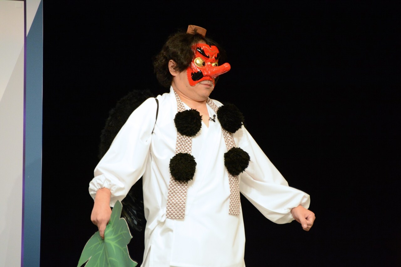 会場に現れた“笑いを司る者”。