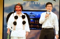 左から“笑いを司る者”、司会の浅越ゴエ。