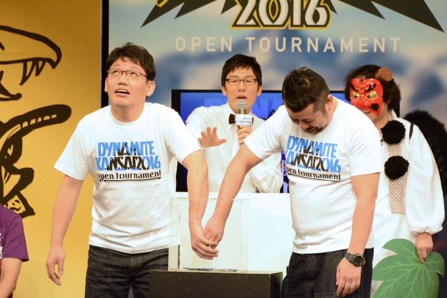対戦の組み合わせを決める一同。