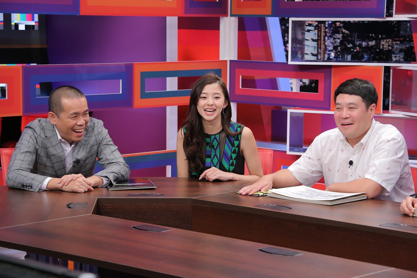 タカアンドトシと朝比奈彩（中央）。(c)中京テレビ