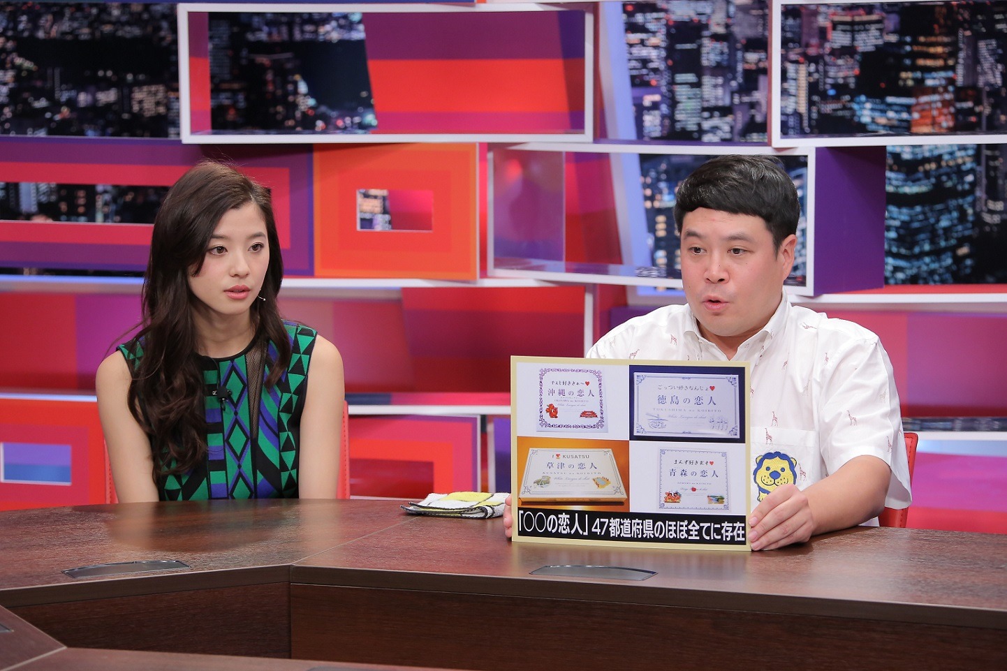 「採用！フリップNEWS」に出演する、タカアンドトシ・タカと朝比奈彩（左）。(c)中京テレビ