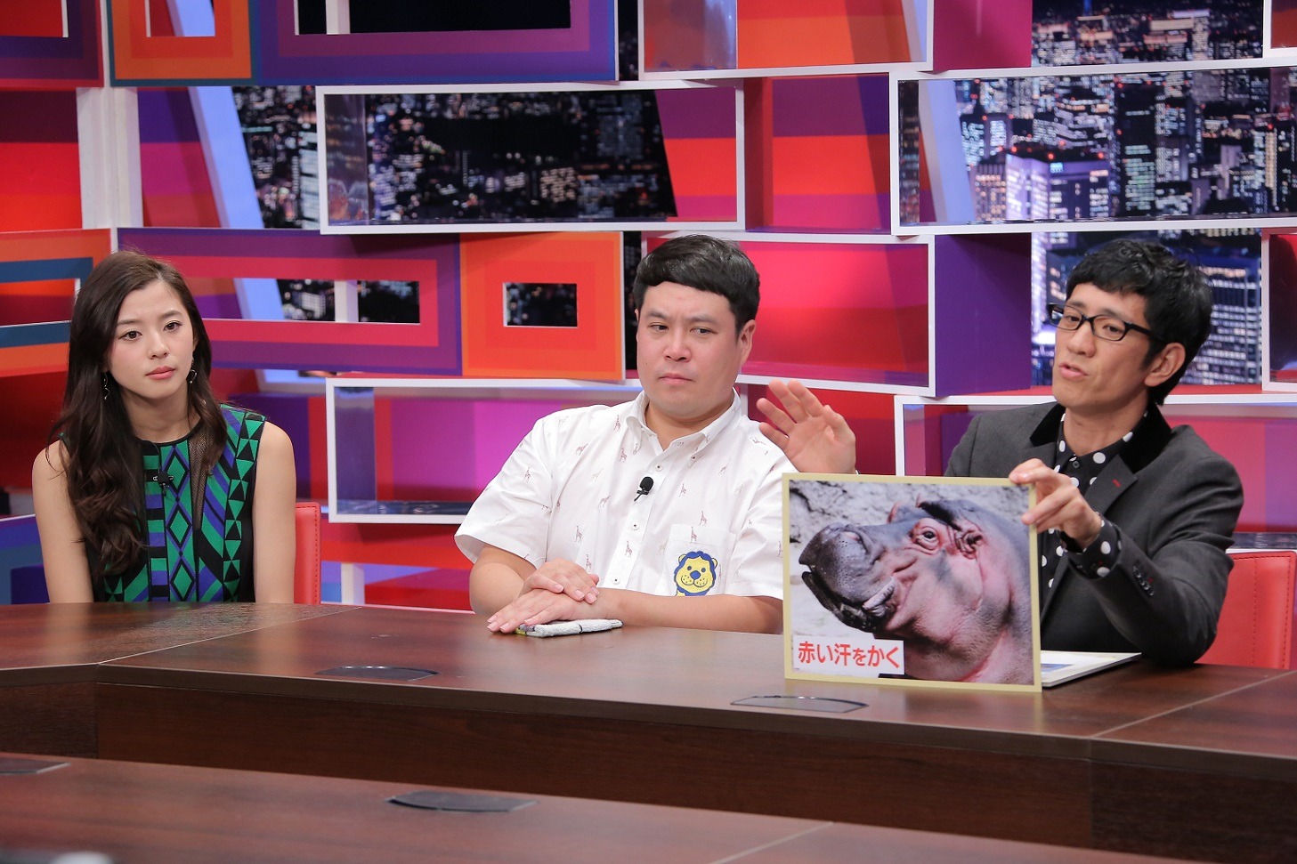 プレゼンするアンタッチャブル柴田（右）と、タカアンドトシ・タカ（中央）、朝比奈彩（左）。(c)中京テレビ