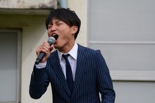 歌唱中のジャルジャル福徳。