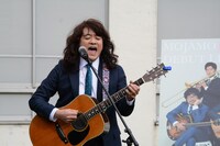 演奏中の福山芳樹。