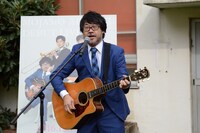 演奏中の倉本美津留。
