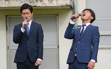 曲を披露するジャルジャル。