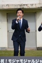 歌唱中のジャルジャル後藤。