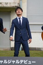 歌唱中のジャルジャル福徳。