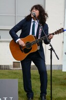 演奏中の福山芳樹。