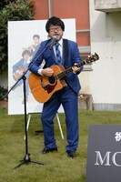 演奏中の倉本美津留。