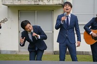 曲を披露するジャルジャル。