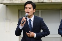 歌唱中のジャルジャル後藤。